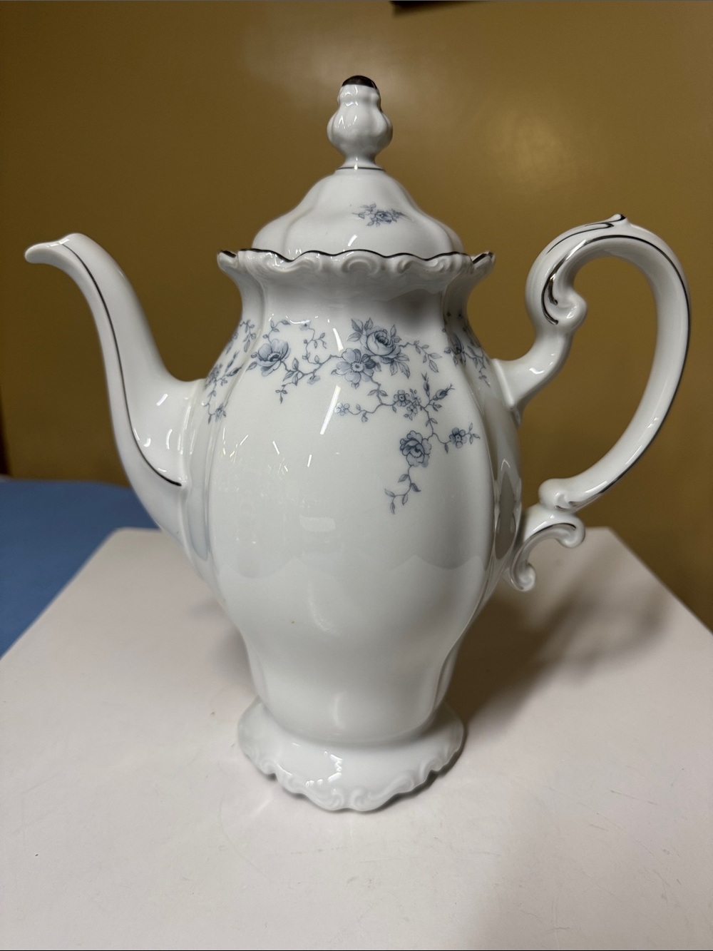 JOHANN HAVILAND BLUE GARLAND COFFEE/TEA POT~11” x 10”-GERMANY